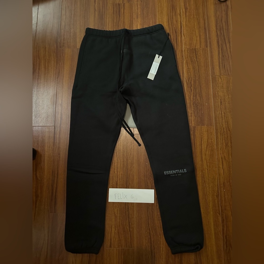 Fear of God Essentials Core
Collection Sweatpant
Stretch Limo